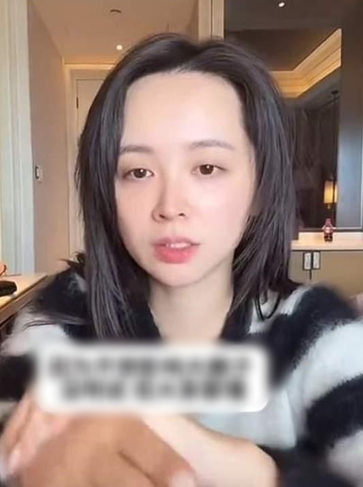 Mỹ nhân phim giờ vàng dọn đồ khỏi biệt thự, ký giấy từ bỏ tài sản chung để ly hôn chồng đại gia tù tội