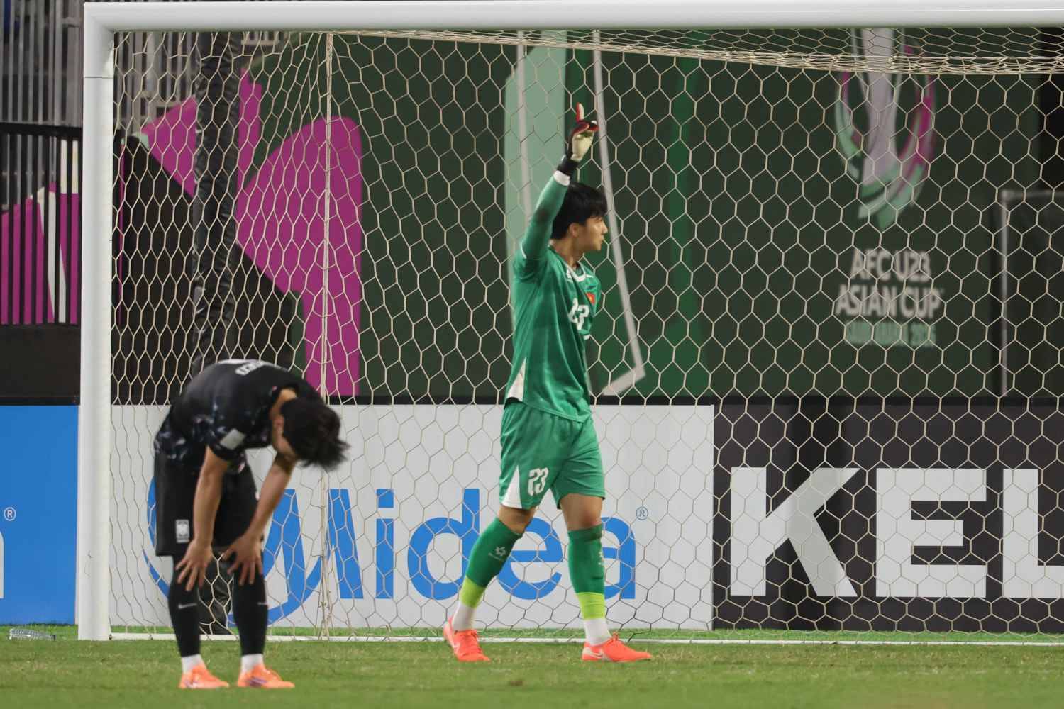 Khoảnh khắc "tuyệt đối điện ảnh" của Cao Văn Bình U23 Việt Nam, đến "người hùng Thường Châu" Bùi Tiến Dũng còn phải khen Khoảnh khắc "tuyệt đối điện ảnh" của Cao Văn Bình U23 Việt Nam, đến "người hùng Thường Châu" Bùi Tiến Dũng còn phải khen