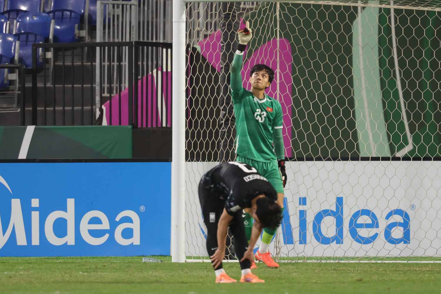 Khoảnh khắc "tuyệt đối điện ảnh" của Cao Văn Bình U23 Việt Nam, đến "người hùng Thường Châu" Bùi Tiến Dũng còn phải khen Khoảnh khắc "tuyệt đối điện ảnh" của Cao Văn Bình U23 Việt Nam, đến "người hùng Thường Châu" Bùi Tiến Dũng còn phải khen