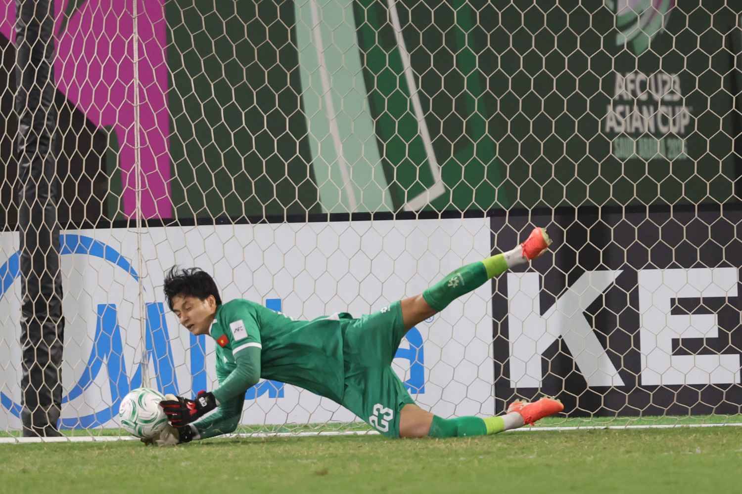 Khoảnh khắc "tuyệt đối điện ảnh" của Cao Văn Bình U23 Việt Nam, đến "người hùng Thường Châu" Bùi Tiến Dũng còn phải khen Khoảnh khắc "tuyệt đối điện ảnh" của Cao Văn Bình U23 Việt Nam, đến "người hùng Thường Châu" Bùi Tiến Dũng còn phải khen