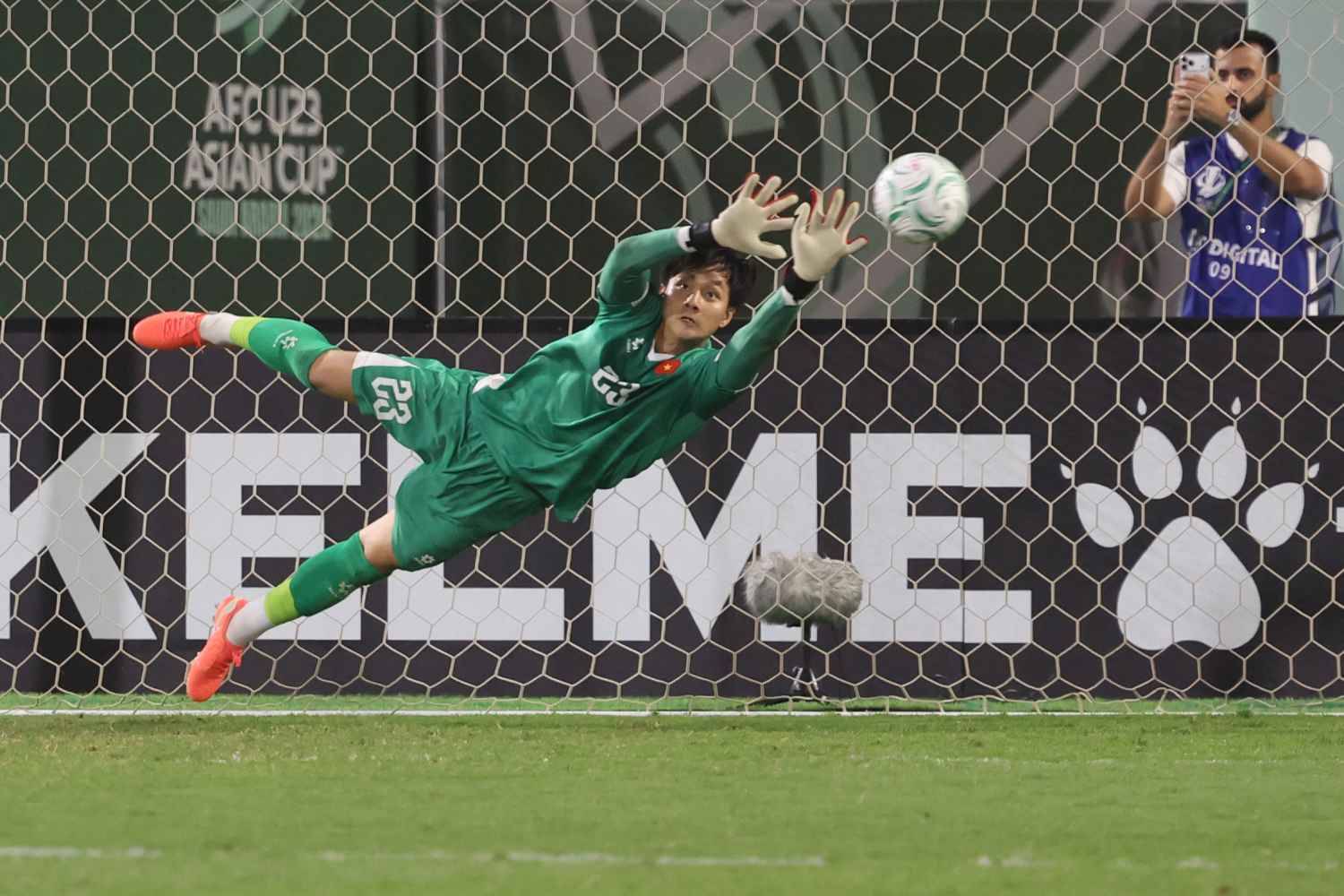 Lộ bí mật: Hotboy Cao Văn Bình được "nhắc bài" để cản phá xuất thần trước U23 Hàn Quốc ở U23 châu Á