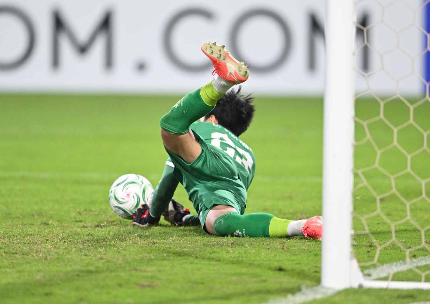 Khoảnh khắc tuyệt đối điện ảnh của Cao Văn Bình U23 Việt Nam, đến người hùng Thường Châu Bùi Tiến Dũng còn phải khen