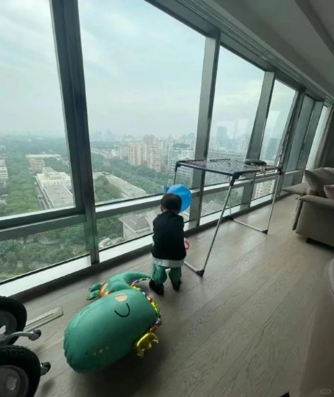 Hé lộ tổ ấm 370m2 của "vua hài" Thẩm Đằng: Phòng ngủ view vòng cung đẹp như mơ, nhưng chi tiết "bừa bộn" ở phòng khách mới tiết lộ con người thật của gia chủ