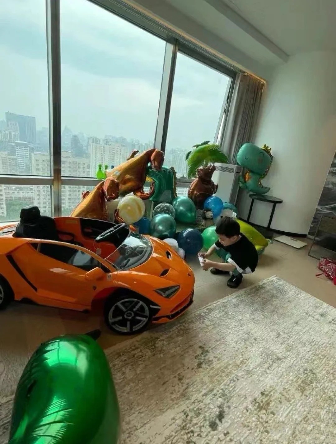 Hé lộ tổ ấm 370m2 của "vua hài" Thẩm Đằng: Phòng ngủ view vòng cung đẹp như mơ, nhưng chi tiết "bừa bộn" ở phòng khách mới tiết lộ con người thật của gia chủ