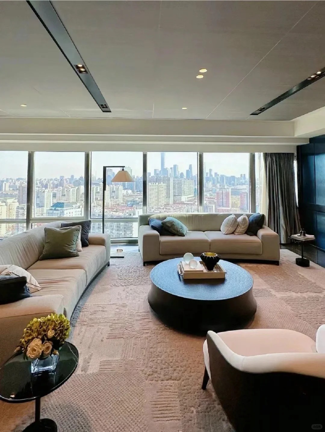 Hé lộ tổ ấm 370m2 của "vua hài" Thẩm Đằng: Phòng ngủ view vòng cung đẹp như mơ, nhưng chi tiết "bừa bộn" ở phòng khách mới tiết lộ con người thật của gia chủ