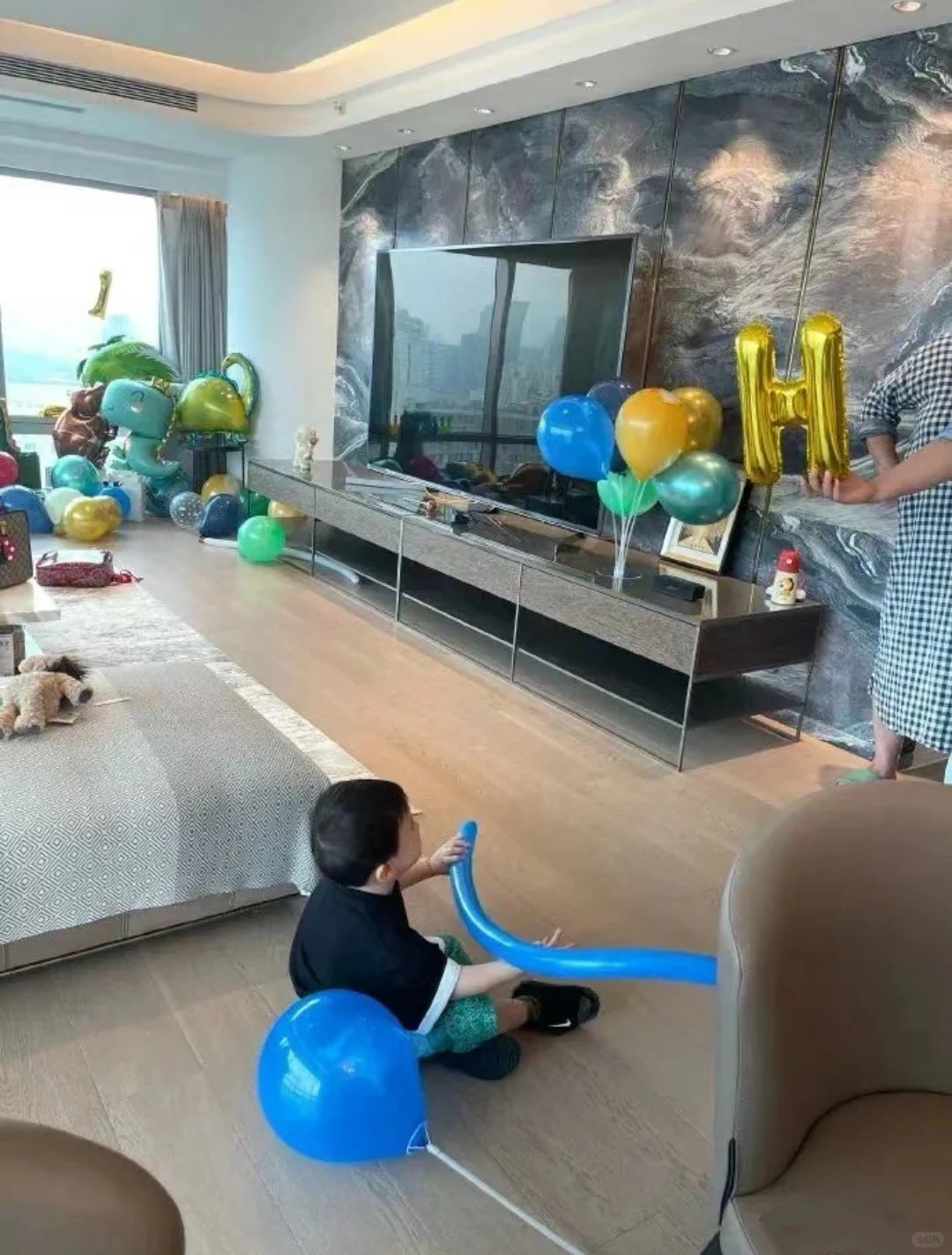 Hé lộ tổ ấm 370m2 của "vua hài" Thẩm Đằng: Phòng ngủ view vòng cung đẹp như mơ, nhưng chi tiết "bừa bộn" ở phòng khách mới tiết lộ con người thật của gia chủ