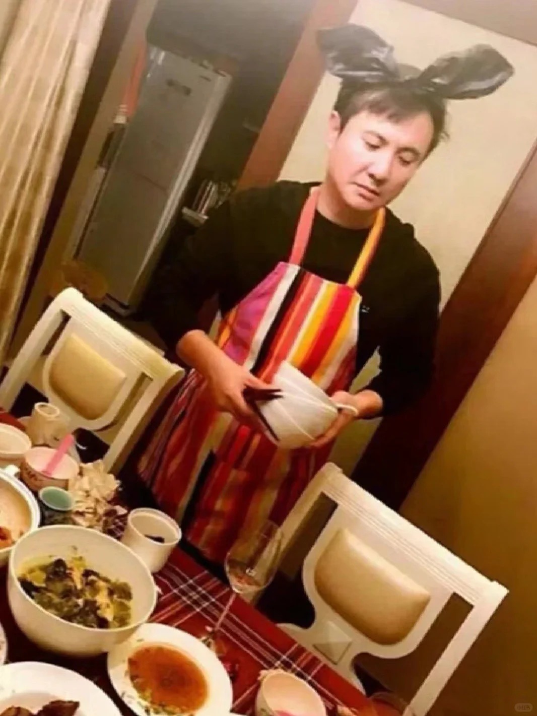 Hé lộ tổ ấm 370m2 của "vua hài" Thẩm Đằng: Phòng ngủ view vòng cung đẹp như mơ, nhưng chi tiết "bừa bộn" ở phòng khách mới tiết lộ con người thật của gia chủ