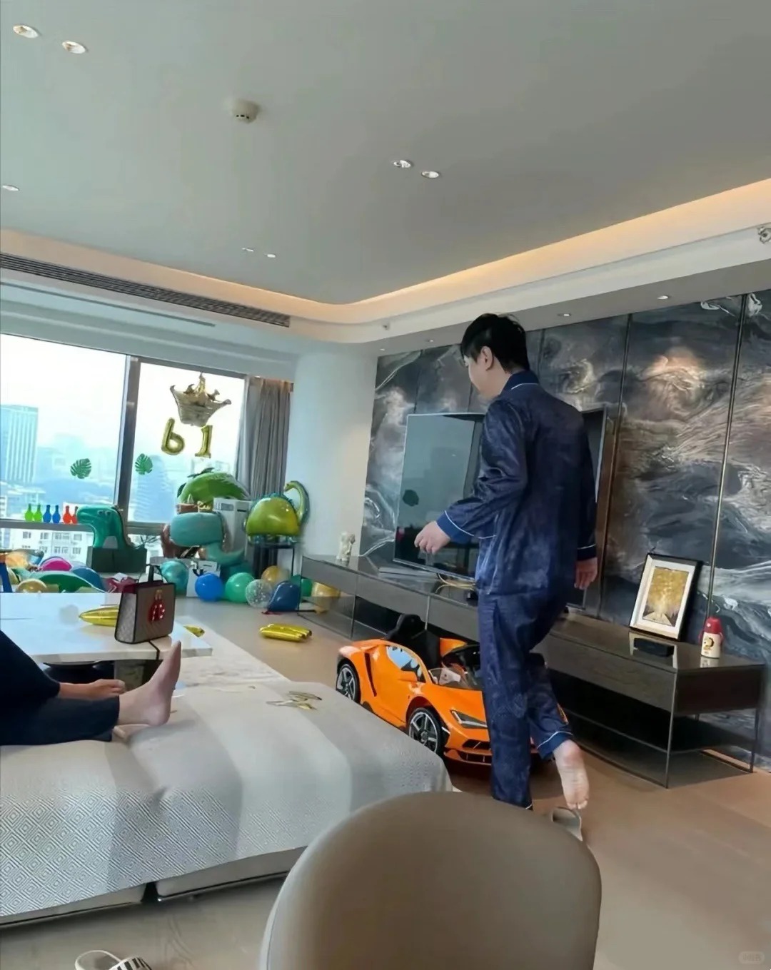 Hé lộ tổ ấm 370m2 của "vua hài" Thẩm Đằng: Phòng ngủ view vòng cung đẹp như mơ, nhưng chi tiết "bừa bộn" ở phòng khách mới tiết lộ con người thật của gia chủ