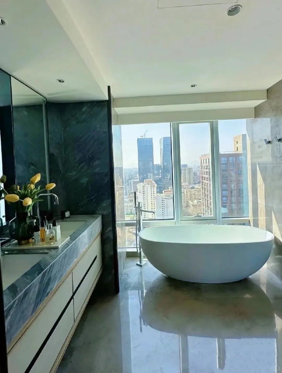 Hé lộ tổ ấm 370m2 của "vua hài" Thẩm Đằng: Phòng ngủ view vòng cung đẹp như mơ, nhưng chi tiết "bừa bộn" ở phòng khách mới tiết lộ con người thật của gia chủ