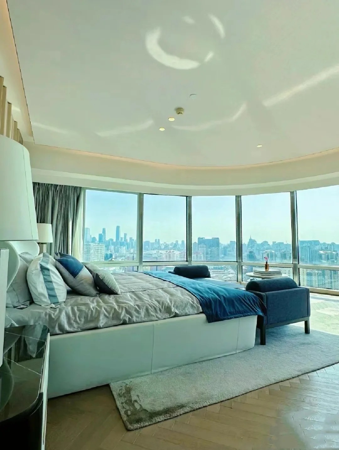 Hé lộ tổ ấm 370m2 của "vua hài" Thẩm Đằng: Phòng ngủ view vòng cung đẹp như mơ, nhưng chi tiết "bừa bộn" ở phòng khách mới tiết lộ con người thật của gia chủ