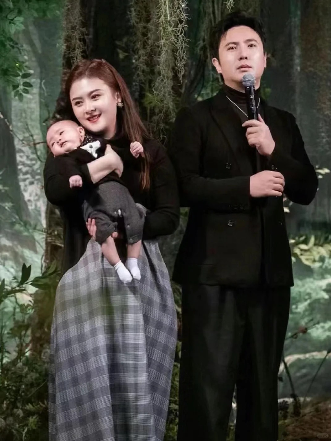 Hé lộ tổ ấm 370m2 của "vua hài" Thẩm Đằng: Phòng ngủ view vòng cung đẹp như mơ, nhưng chi tiết "bừa bộn" ở phòng khách mới tiết lộ con người thật của gia chủ