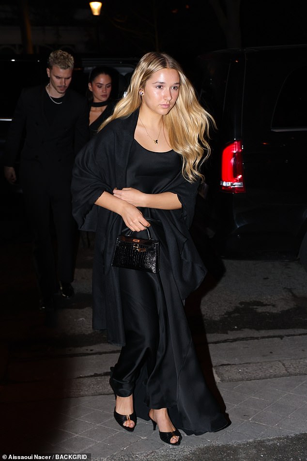 Nhìn ánh mắt tự hào của Harper và 2 anh trai dành cho mẹ - Victoria mới thấy bài "phốt" của Brooklyn lố bịch thế nào