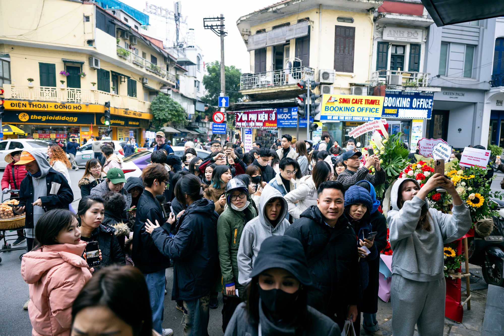 Hà Nội: Dân tình chầu chực xếp hàng mua ly matcha đắt nhất Nhật Bản bất chấp trời rét Hà Nội: Dân tình chầu chực xếp hàng mua ly matcha đắt nhất Nhật Bản bất chấp trời rét