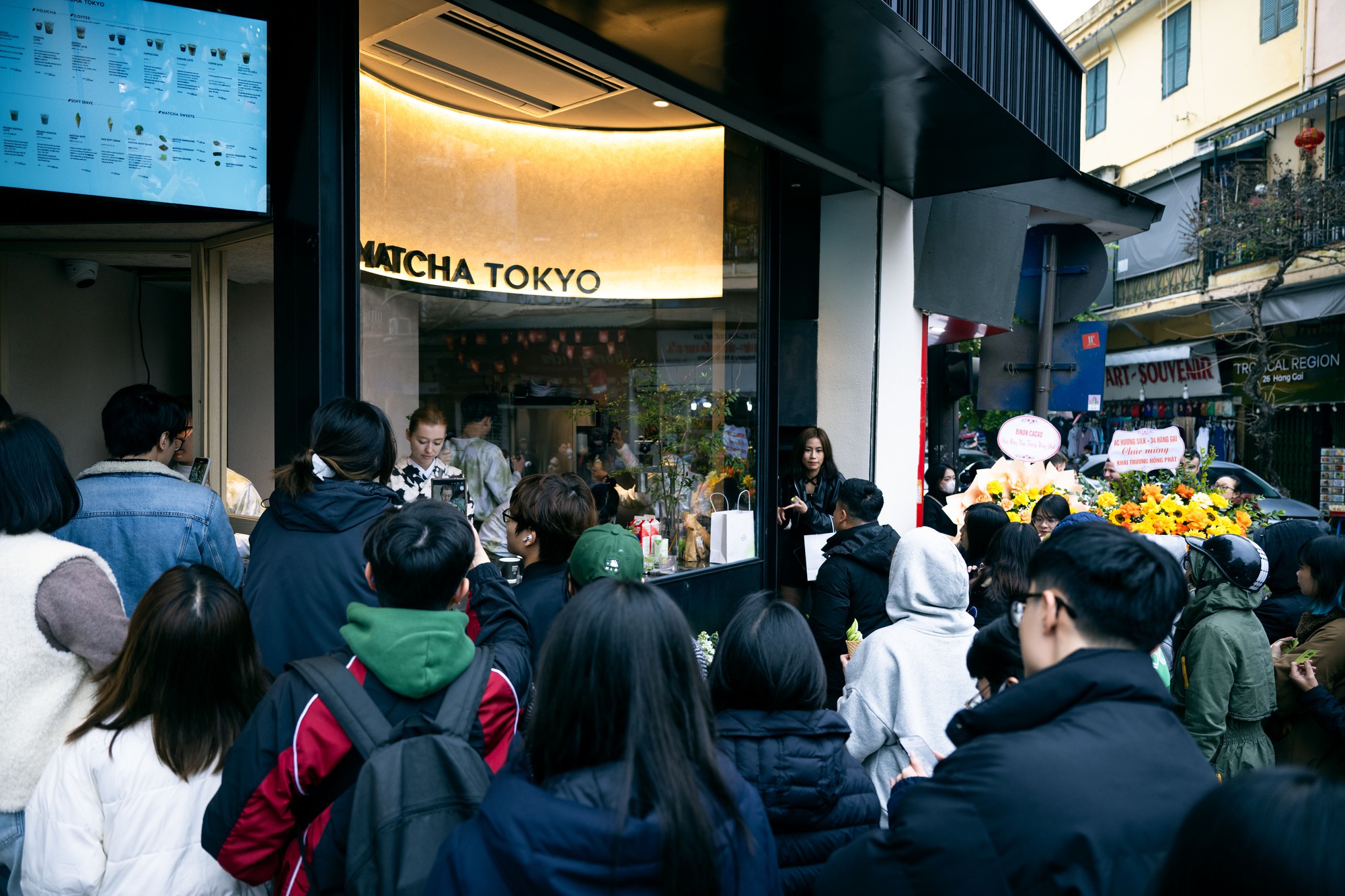 Hà Nội: Dân tình chầu chực xếp hàng mua ly matcha đắt nhất Nhật Bản bất chấp trời rét Hà Nội: Dân tình chầu chực xếp hàng mua ly matcha đắt nhất Nhật Bản bất chấp trời rét
