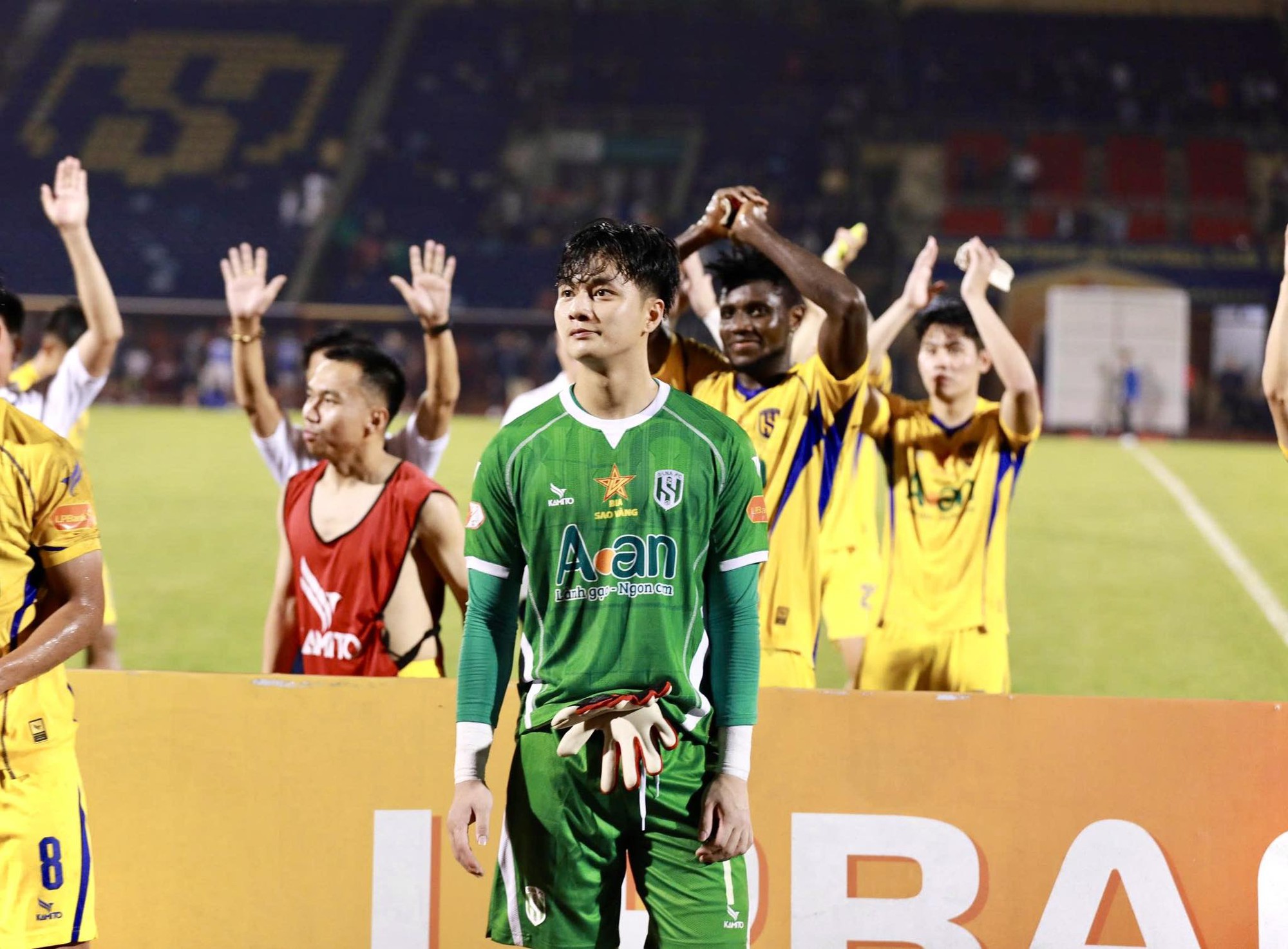 Đọ visual 2 thủ môn hotboy U23 Việt Nam Cao Văn Bình - Trần Trung Kiên: Bùi Tiến Dũng cũng phải khen nức nở