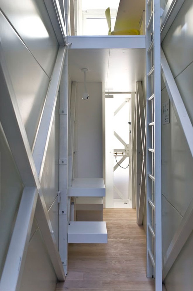 Cận cảnh căn nhà mỏng nhất thế giới, ngồi bên trong không thể duỗi chân