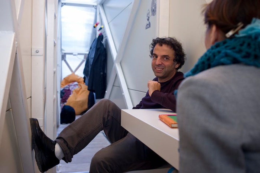 Cận cảnh căn nhà mỏng nhất thế giới, ngồi bên trong không thể duỗi chân