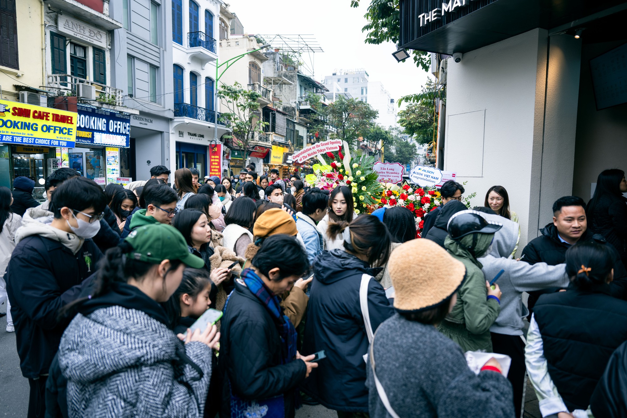 Hà Nội: Dân tình chầu chực xếp hàng mua ly matcha đắt nhất Nhật Bản bất chấp trời rét Hà Nội: Dân tình chầu chực xếp hàng mua ly matcha đắt nhất Nhật Bản bất chấp trời rét