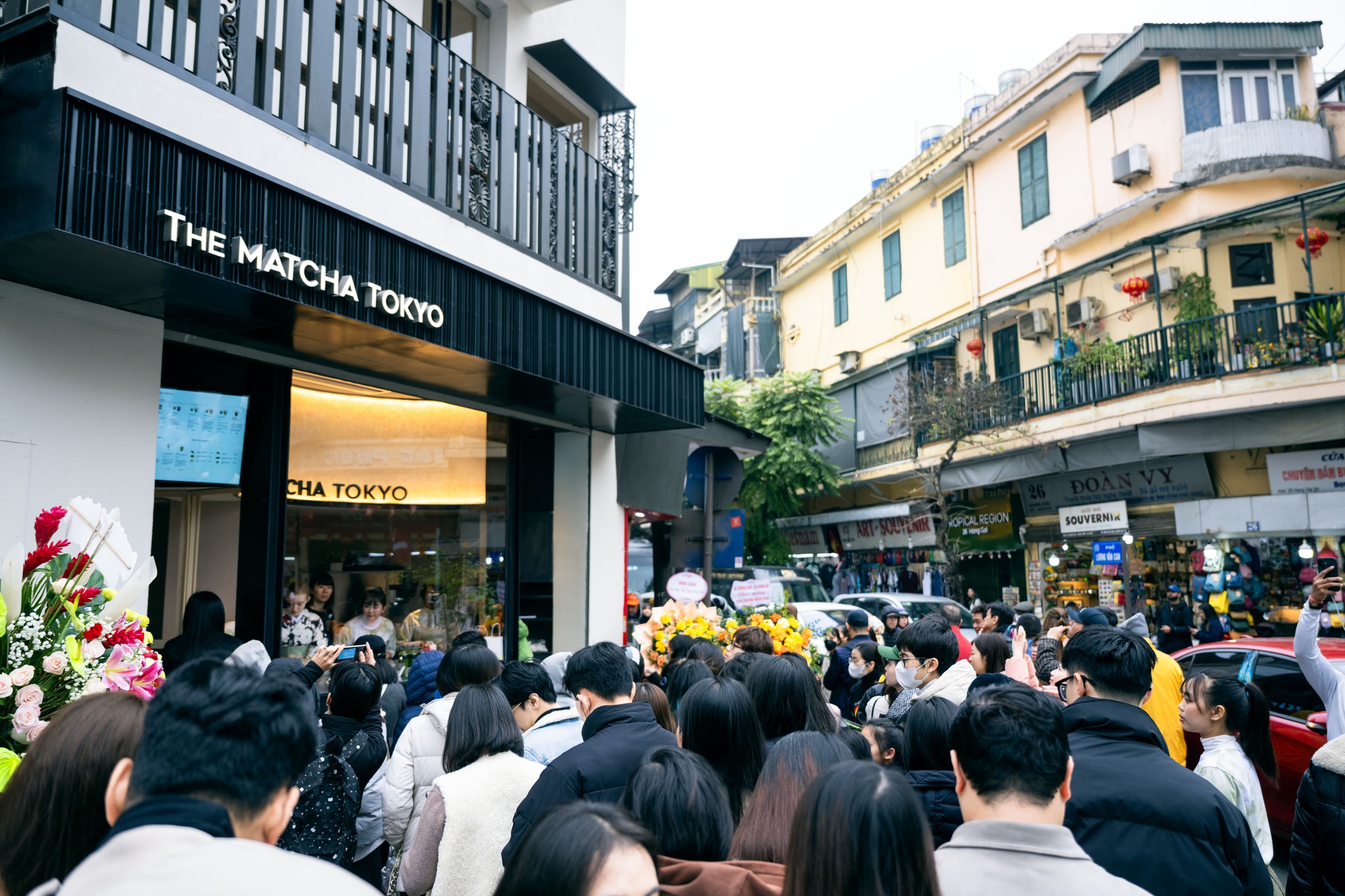 Hà Nội: Dân tình chầu chực xếp hàng mua ly matcha đắt nhất Nhật Bản bất chấp trời rét Hà Nội: Dân tình chầu chực xếp hàng mua ly matcha đắt nhất Nhật Bản bất chấp trời rét