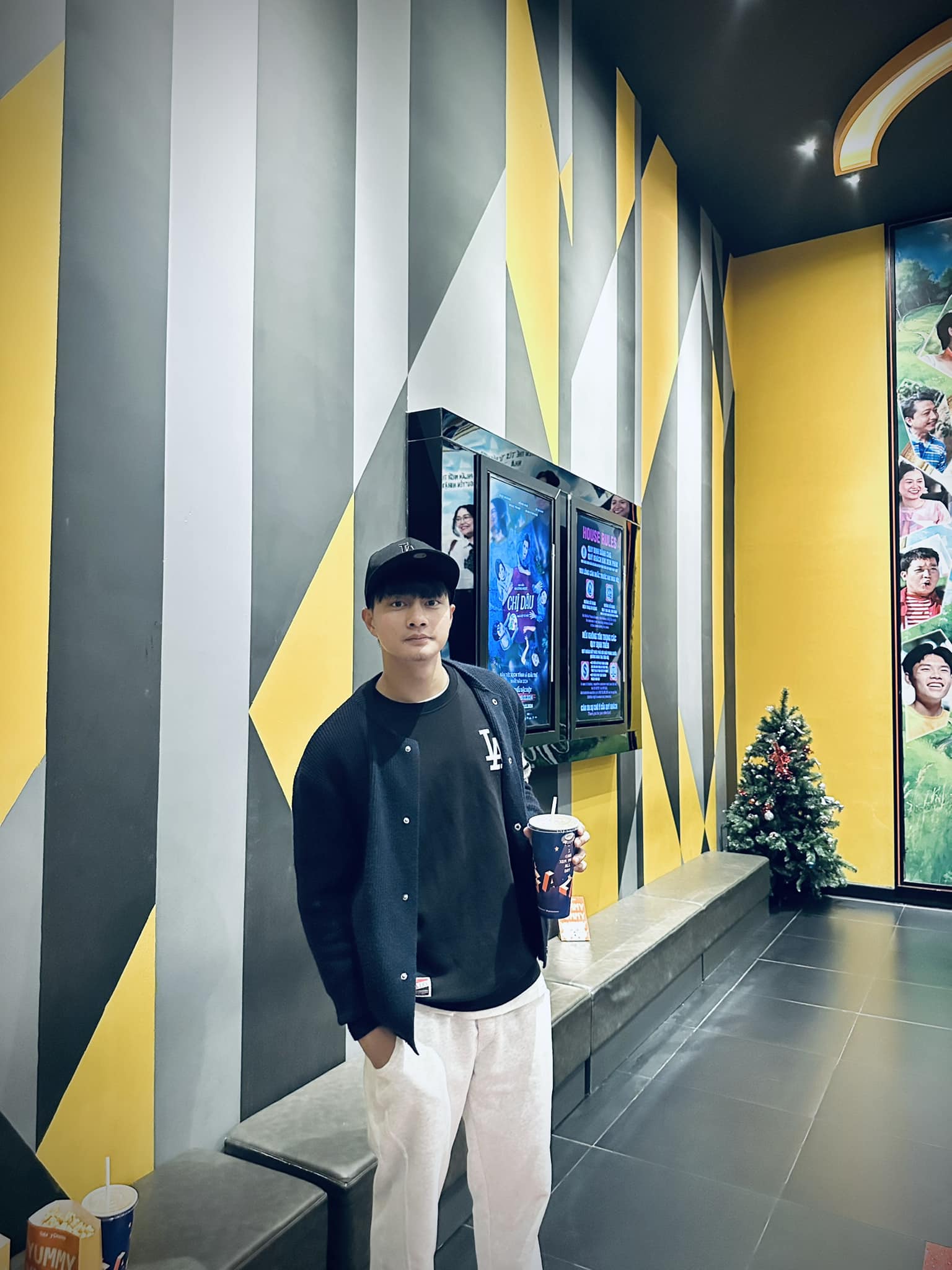 Thủ môn Cao Văn Bình: Từ "tiền đạo khét tiếng khắp làng trên xóm dưới" đến "người gác đền" U23 Việt Nam Thủ môn Cao Văn Bình: Từ "tiền đạo khét tiếng khắp làng trên xóm dưới" đến "người gác đền" U23 Việt Nam