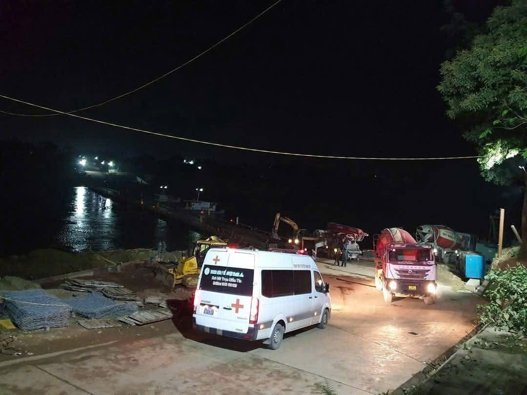 Tiếng còi xe cứu thương cùng mệnh lệnh giữa đêm của các chiến sĩ trên cầu phao Phú Thọ khiến cả mạng xã hội nghẹn ngào