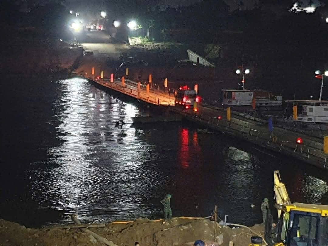 Tiếng còi xe cứu thương cùng mệnh lệnh giữa đêm của các chiến sĩ trên cầu phao Phú Thọ khiến cả mạng xã hội nghẹn ngào