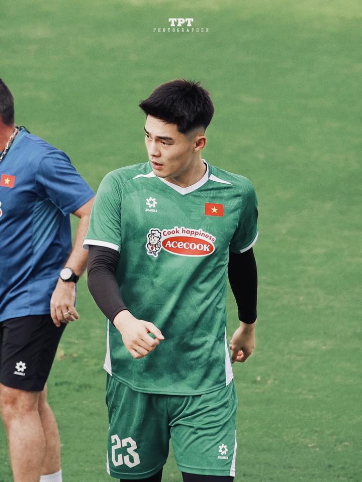 Dụi mắt không nhận ra thủ môn Trung Kiên