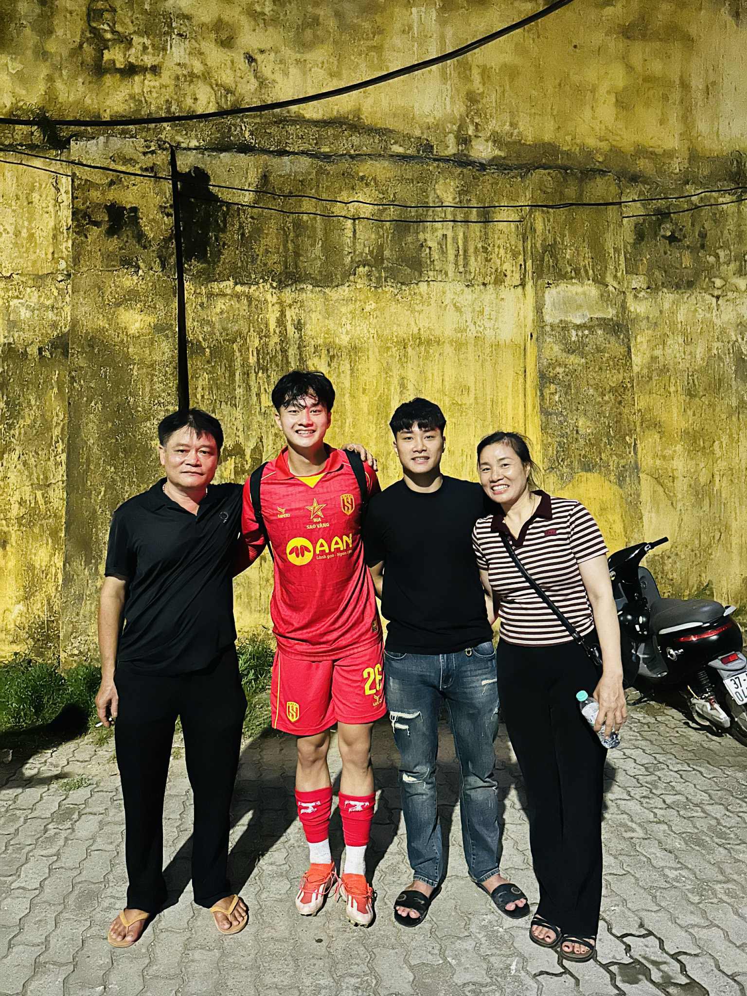 Thủ môn Cao Văn Bình: Từ "tiền đạo khét tiếng khắp làng trên xóm dưới" đến "người gác đền" U23 Việt Nam Thủ môn Cao Văn Bình: Từ "tiền đạo khét tiếng khắp làng trên xóm dưới" đến "người gác đền" U23 Việt Nam