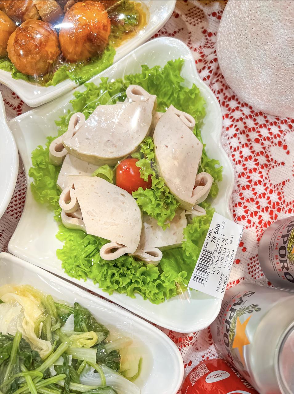 Quầy hàng trong siêu thị Aeon Mall được nhiều người quan tâm