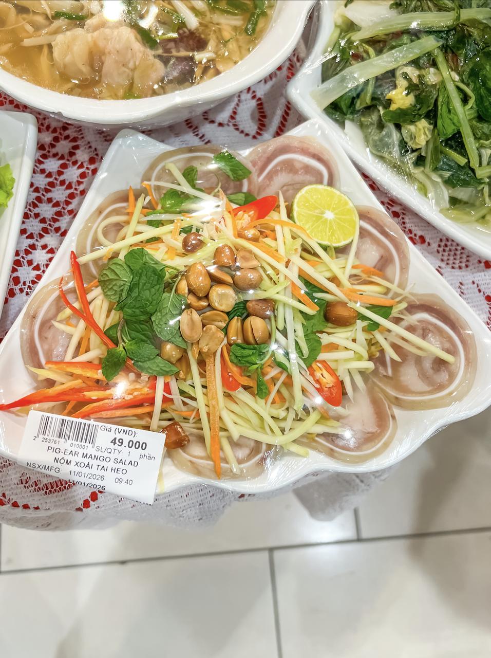 Quầy hàng trong siêu thị Aeon Mall được nhiều người quan tâm