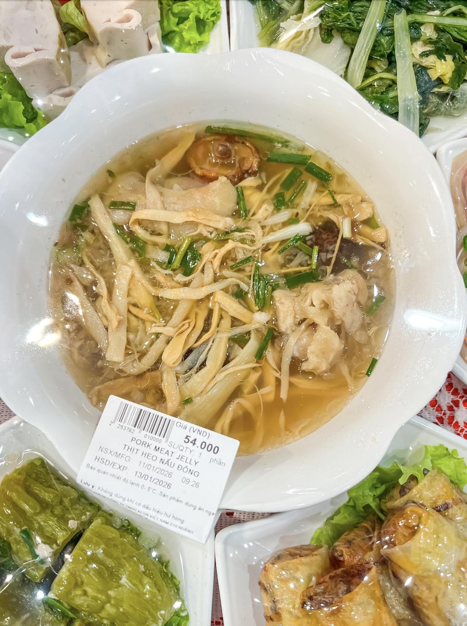 Quầy hàng trong siêu thị Aeon Mall được nhiều người quan tâm