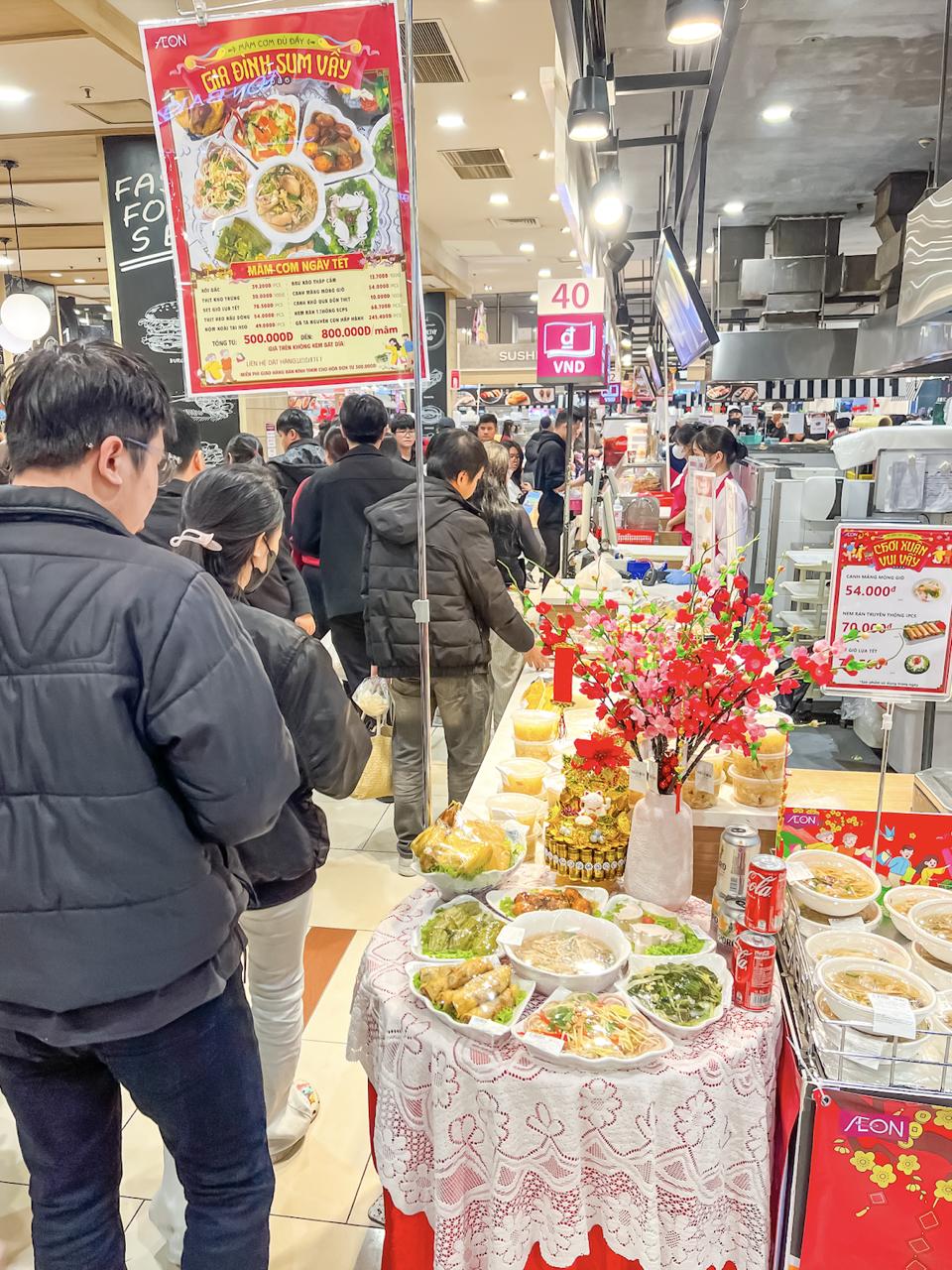 Quầy hàng trong siêu thị Aeon Mall được nhiều người quan tâm