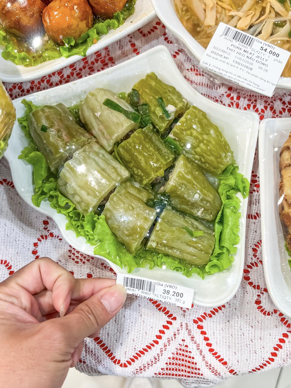 Quầy hàng trong siêu thị Aeon Mall được nhiều người quan tâm