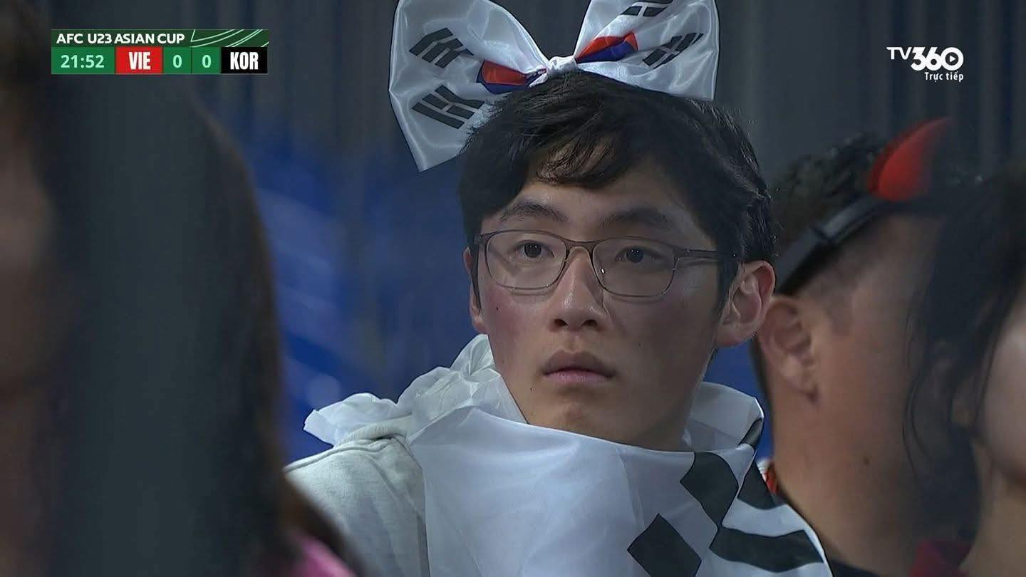 Biểu cảm SỐC của cổ động viên Hàn Quốc khi nhìn Cao Văn Bình cản phá bóng lên thẳng hot search Biểu cảm SỐC của cổ động viên Hàn Quốc khi nhìn Cao Văn Bình cản phá bóng lên thẳng hot search