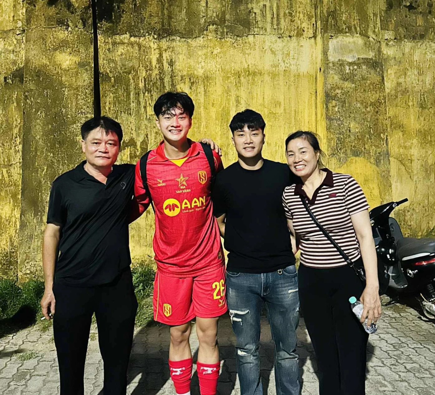 Gánh hoa quả của mẹ thủ môn Cao Văn Bình đắt khách, gia đình làm 10 mâm cỗ đón con về từ U23 châu Á Gánh hoa quả của mẹ thủ môn Cao Văn Bình đắt khách, gia đình làm 10 mâm cỗ đón con về từ U23 châu Á