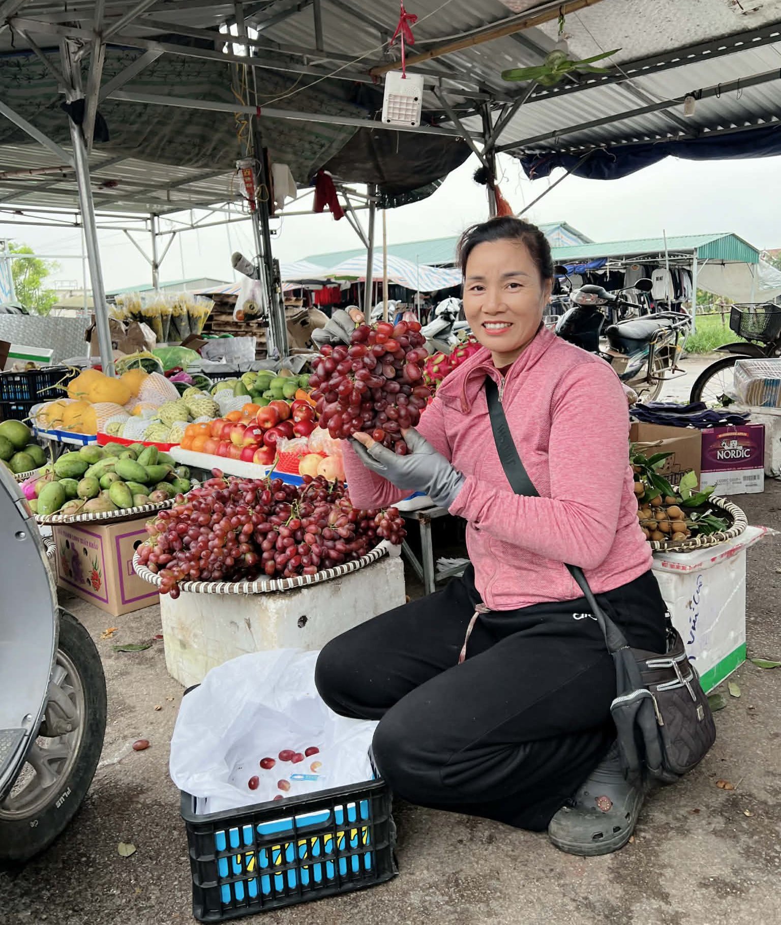 Gánh hoa quả của mẹ thủ môn Cao Văn Bình đắt khách, gia đình làm 10 mâm cỗ đón con về từ U23 châu Á Gánh hoa quả của mẹ thủ môn Cao Văn Bình đắt khách, gia đình làm 10 mâm cỗ đón con về từ U23 châu Á