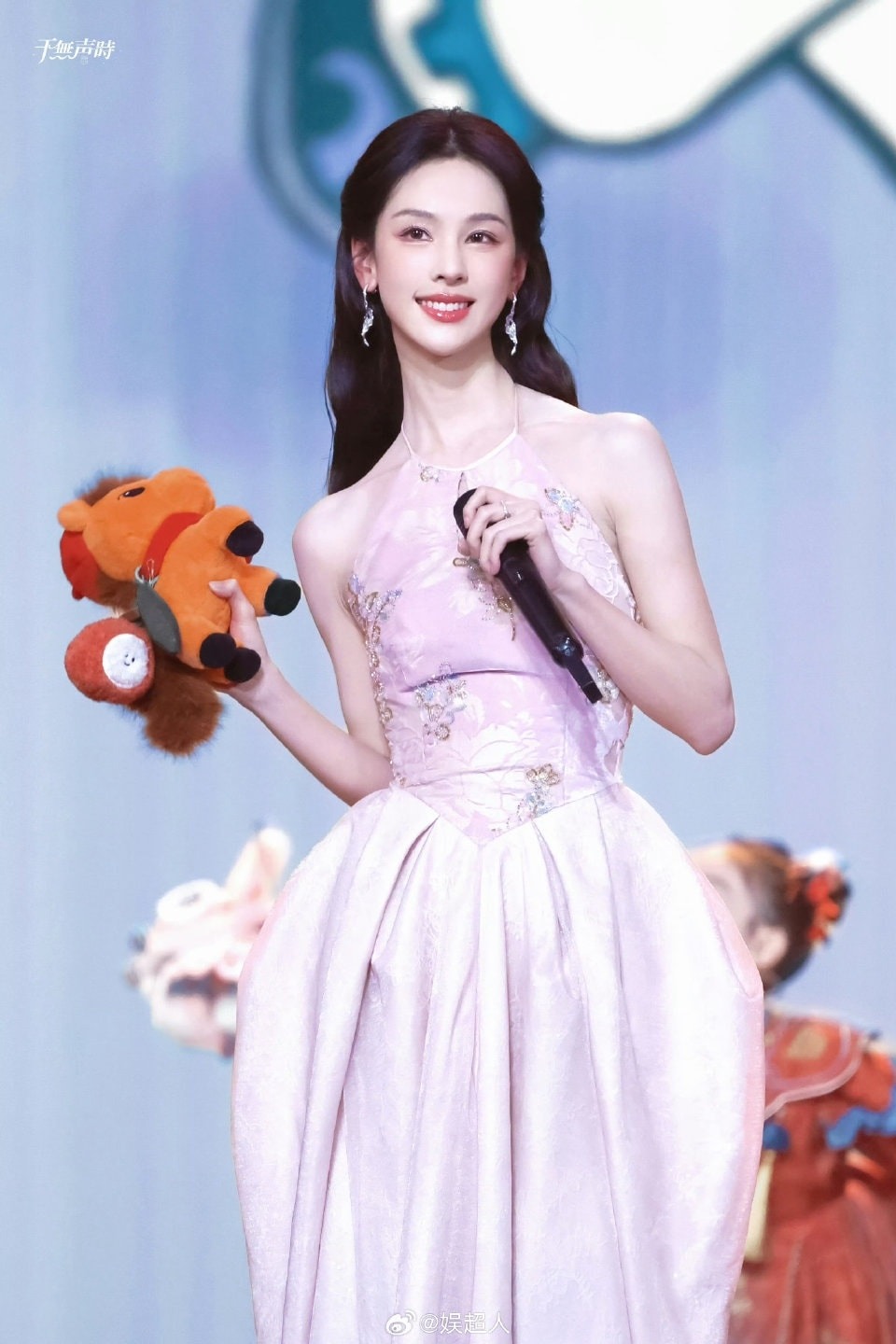 Cả showbiz chỉ có 1 mỹ nhân “thân nữ nhi, khí chất quân tử”: Gây sốt khi lăng xê local brand Việt trước thế giới