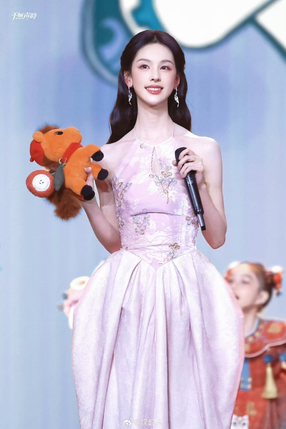 Cả showbiz chỉ có 1 mỹ nhân “thân nữ nhi, khí chất quân tử”: Gây sốt khi lăng xê local brand Việt trước thế giới