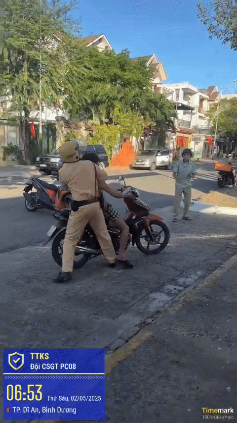 Clip ghi lại cảnh kinh hãi, người đàn ông chạy xe máy cầm rựa “múa” loạn xạ trên đường