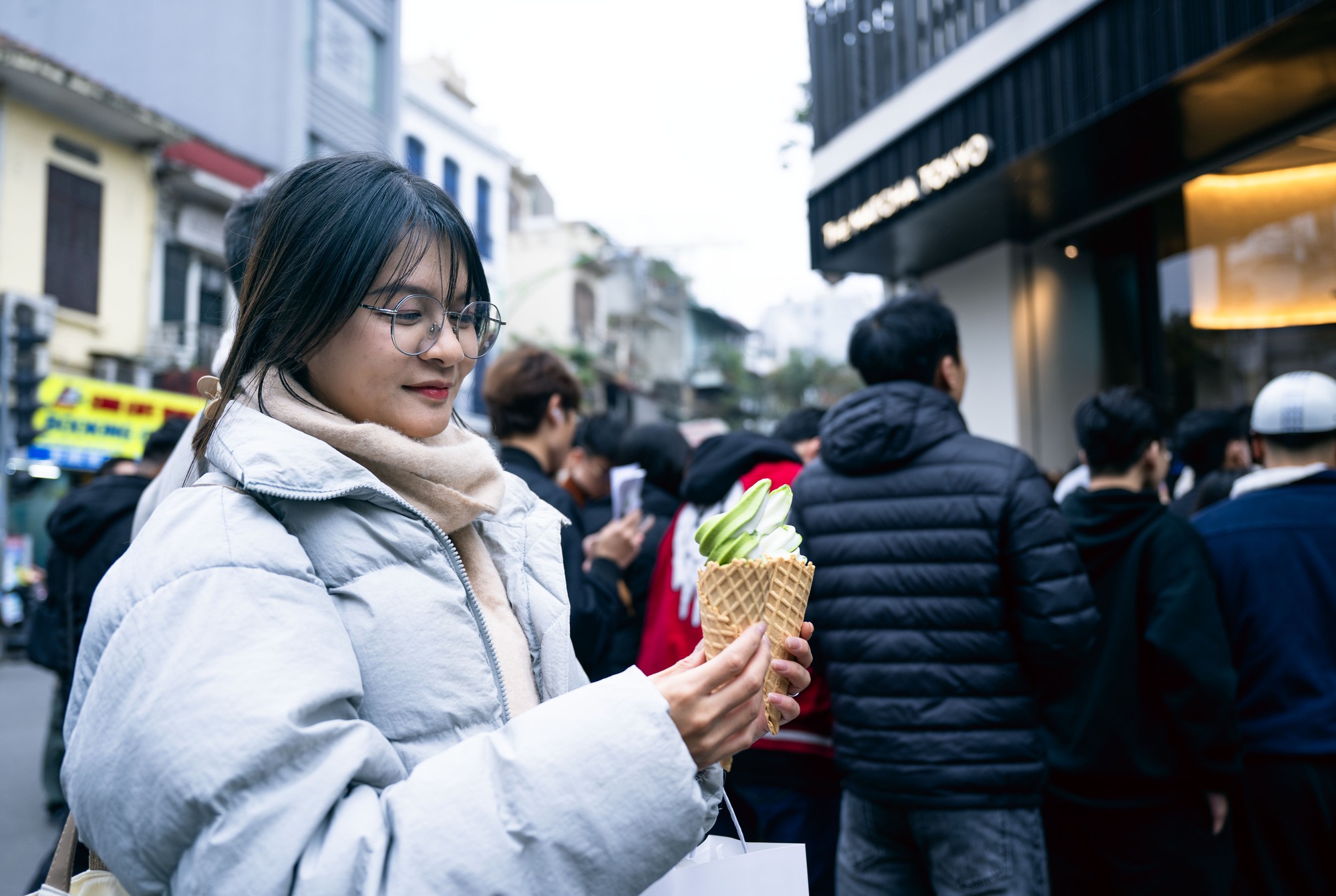Hà Nội: Dân tình chầu chực xếp hàng mua ly matcha đắt nhất Nhật Bản bất chấp trời rét Hà Nội: Dân tình chầu chực xếp hàng mua ly matcha đắt nhất Nhật Bản bất chấp trời rét