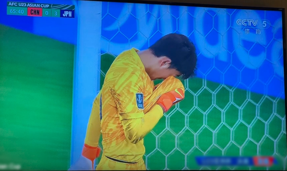 Li Hao - siêu thủ môn Trung Quốc khóc, lên tiếng xin lỗi lúc 4h sáng