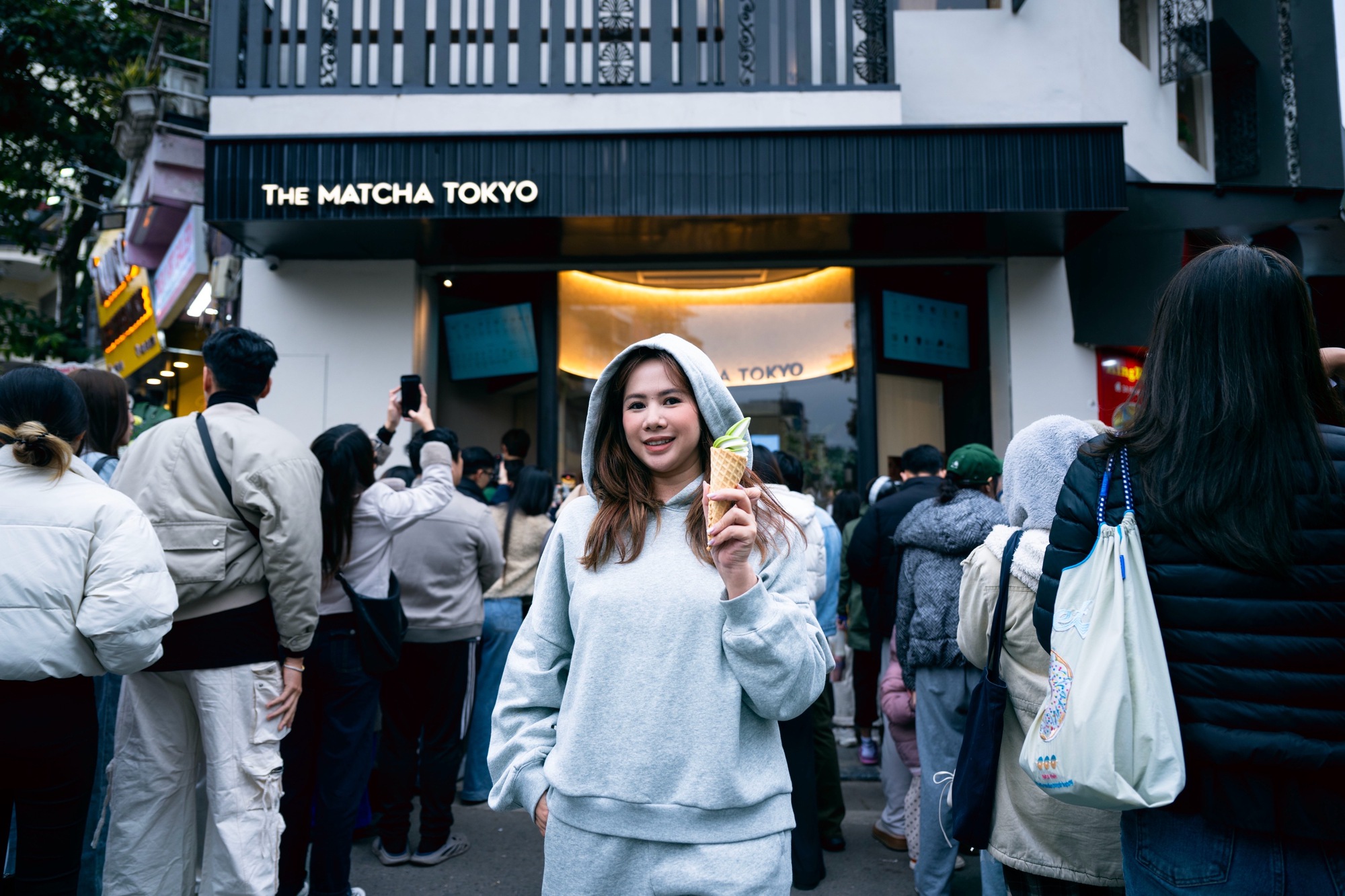 Hà Nội: Dân tình chầu chực xếp hàng mua ly matcha đắt nhất Nhật Bản bất chấp trời rét Hà Nội: Dân tình chầu chực xếp hàng mua ly matcha đắt nhất Nhật Bản bất chấp trời rét