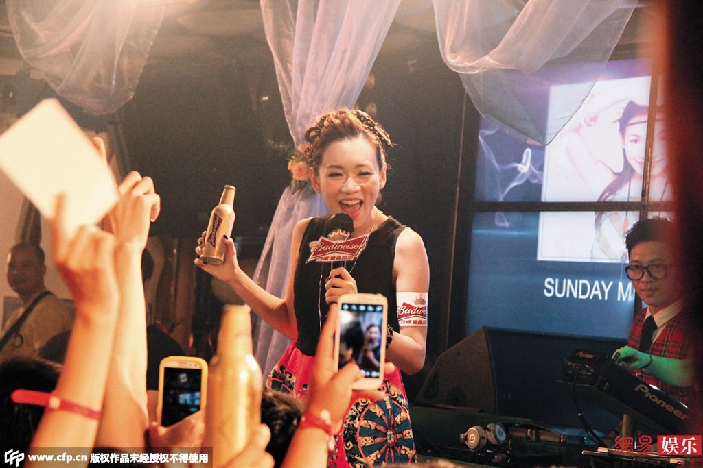 Một Hoa hậu lâm đường cùng: Trắng tay vì bê bối ngoại tình, giờ làm mẹ đơn thân đi hát quán bar nuôi hai con