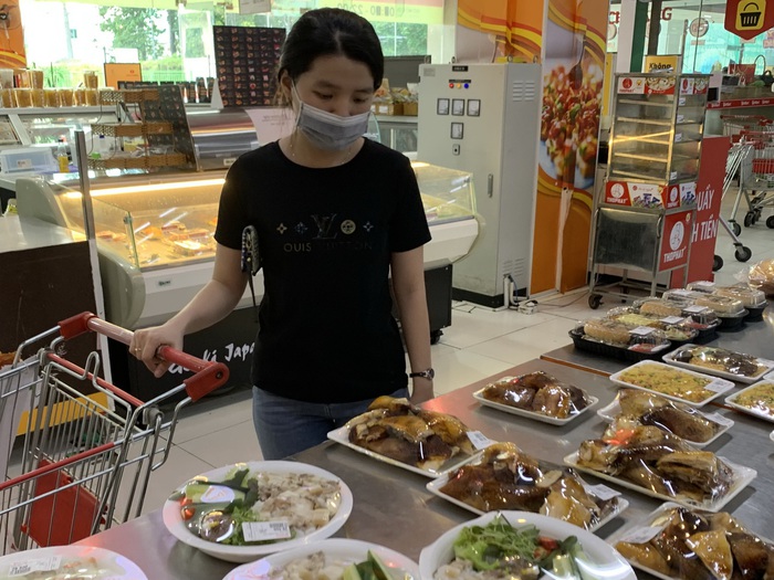 Quầy hàng trong siêu thị Aeon Mall được nhiều người quan tâm