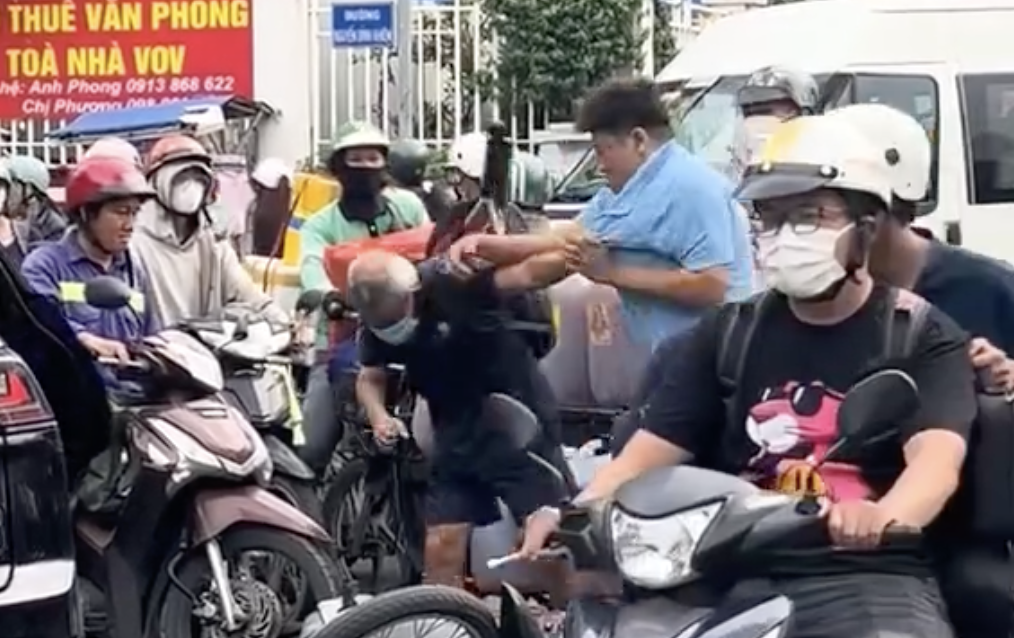 Xác minh video người đàn ông đánh cụ ông ở giao lộ trung tâm TP HCM Xác minh video người đàn ông đánh cụ ông ở giao lộ trung tâm TP HCM