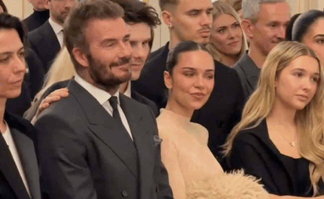 Nhìn ánh mắt tự hào của Harper và 2 anh trai dành cho mẹ - Victoria mới thấy bài "phốt" của Brooklyn lố bịch thế nào