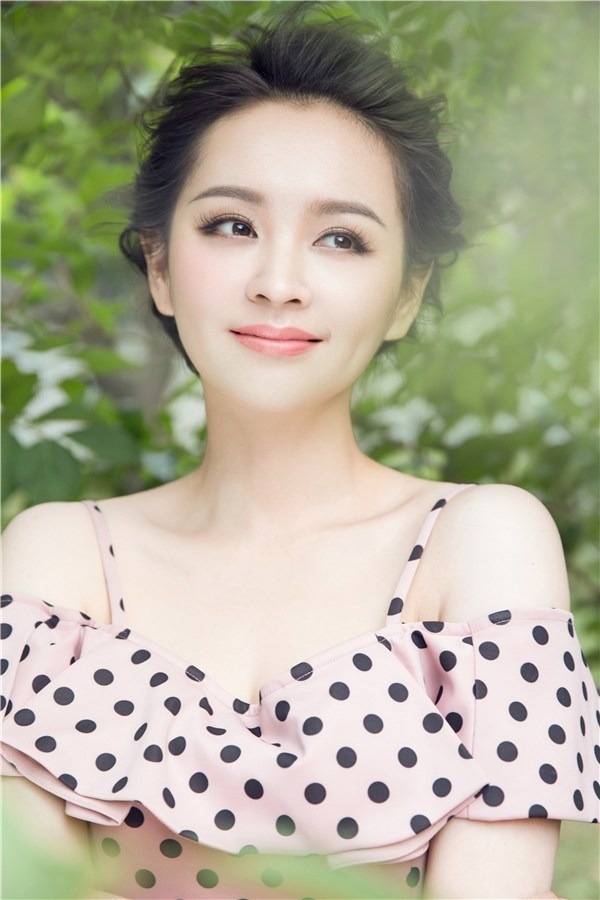 Mỹ nhân phim giờ vàng dọn đồ khỏi biệt thự, ký giấy từ bỏ tài sản chung để ly hôn chồng đại gia tù tội