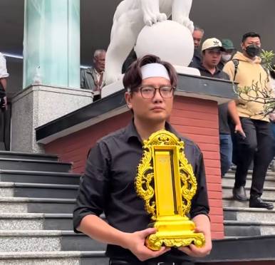 Bá Thắng lên tiếng về 4 điều bị bàn tán trong đám tang cha, diễn viên Hòa Hiệp cũng đăng status nói rõ