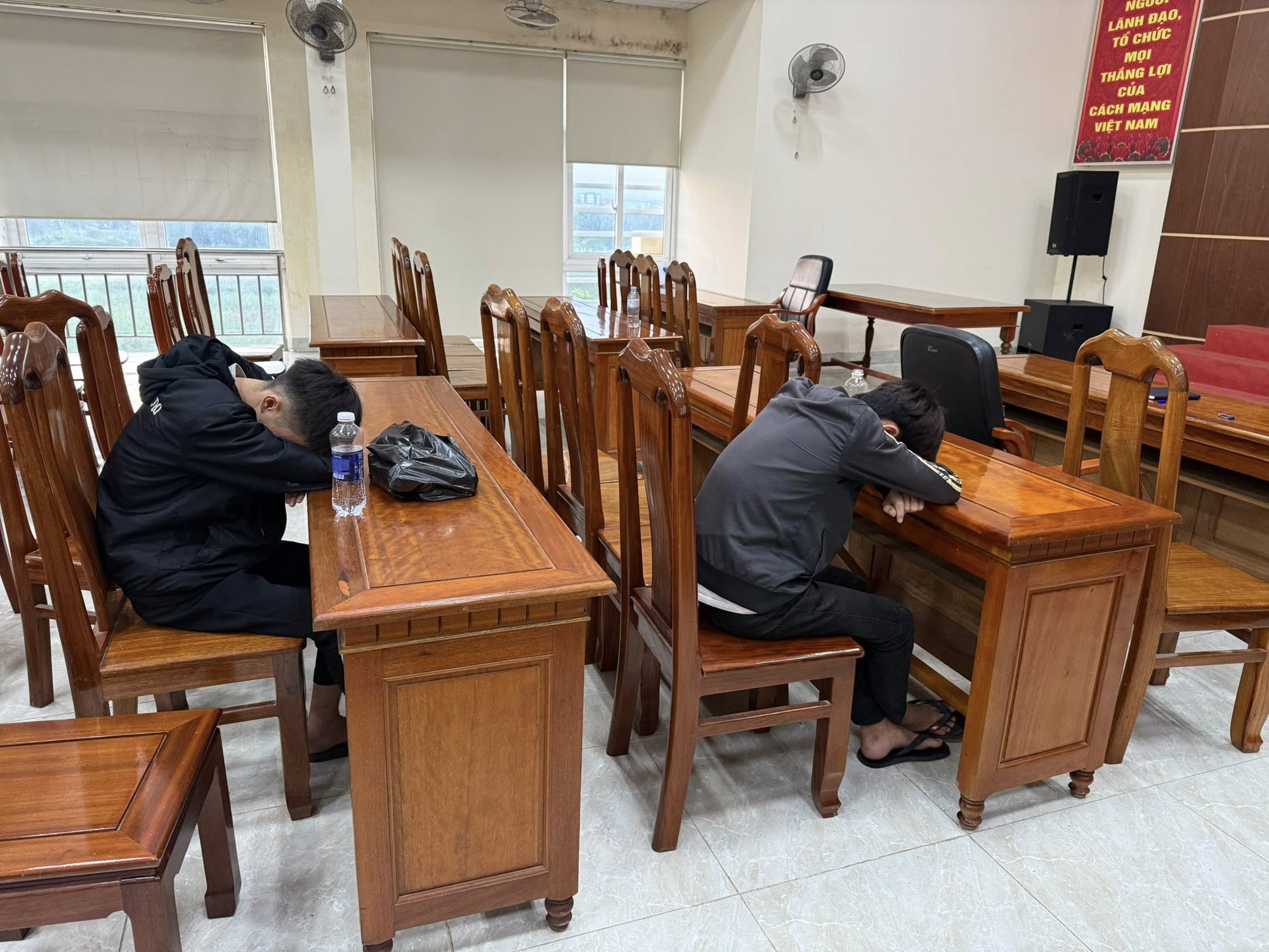 Vụ 3 người chết trên đường lúc nửa đêm: Xác định 17 thanh thiếu niên liên quan Vụ 3 người chết trên đường lúc nửa đêm: Xác định 17 thanh thiếu niên liên quan