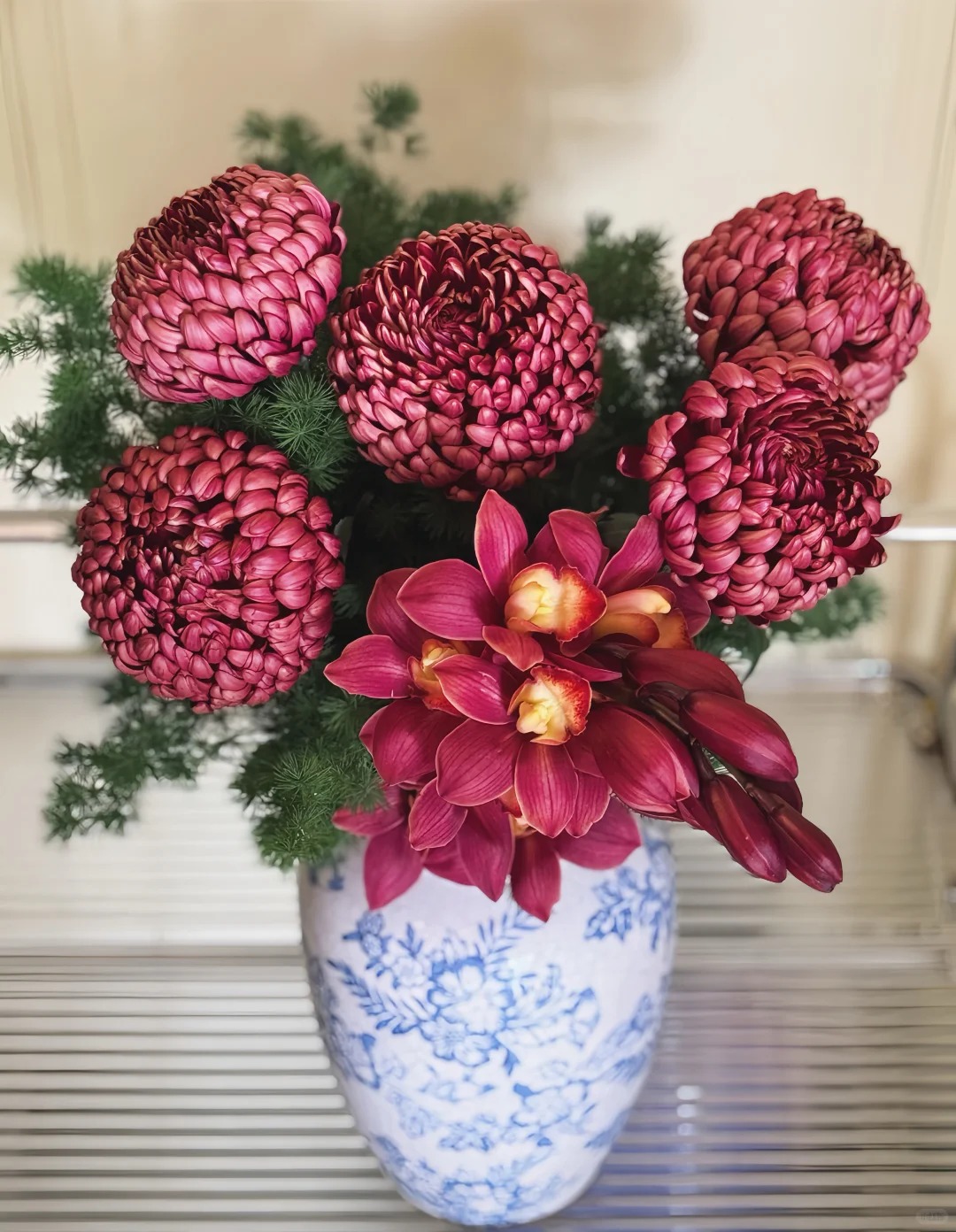 Không phải mẫu đơn, cũng chẳng phải cúc thường: Loài hoa lạ đang khiến chị em lùng sục để "đổi gió" bàn trà ngày Tết